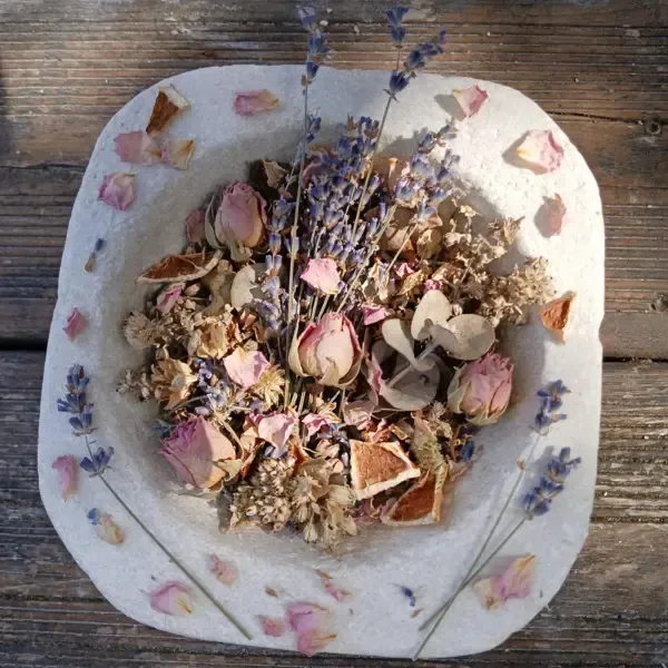 Petit cache pot avec fleurs parfumés